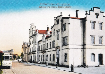 Reproduktion einer alten Ansichtskarte, Hohenstein-Ernstthal, Bahnhof mit Electr. Ueberlandbahn