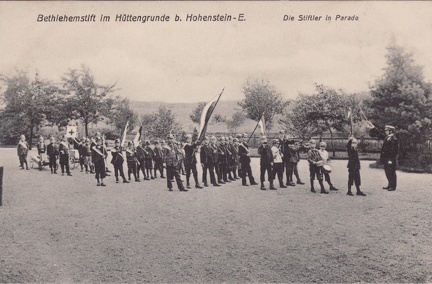 1915, Bethlehemstift im Hüttengrunde b. Hohenstein-Ernstthal, Die Stiftler in Parade